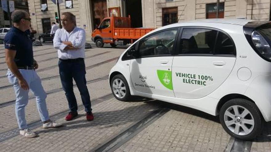 Alcoy suma dos nuevos coches eléctricos a su flota