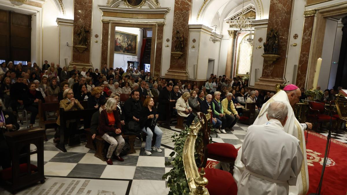 Devots valencians es congreguen en la basílica per a resar el rosari