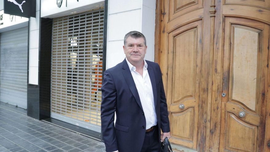 Ron Gourlay, la pasada semana en las puertas de las oficinas del Valencia CF.  | FERNANDO BUSTAMANTE