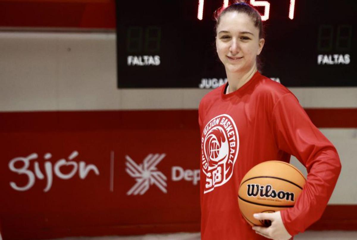 AnnaDénes, en el Palacio de Deportes de La Guía. | MARCOS LEÓN
