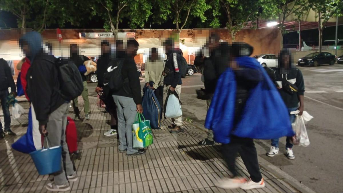 Migrantes que fueron desalojados anoche de la estación de autobuses.