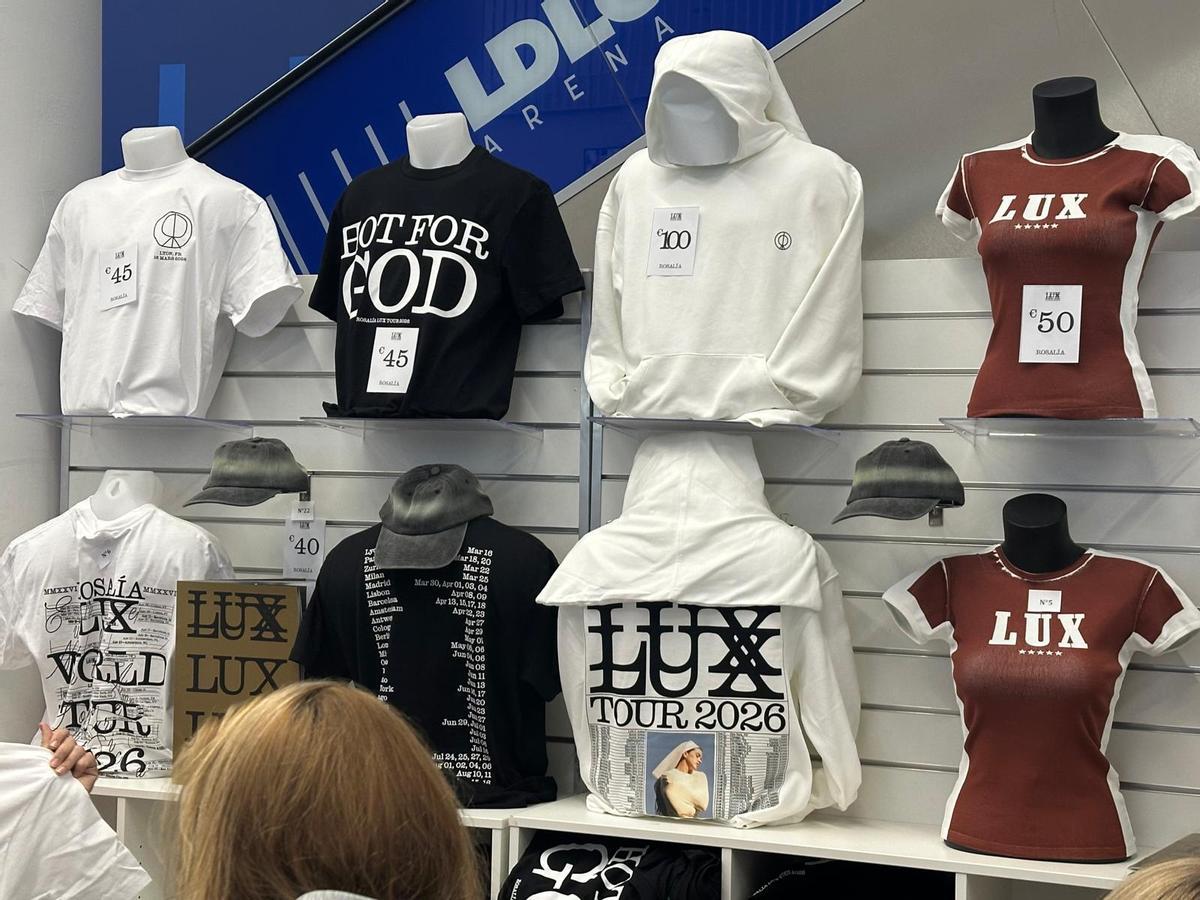 Merchandising de Rosalia, en el primer concierto de su Gira LUX, Lyon, 16 de marzo 2026