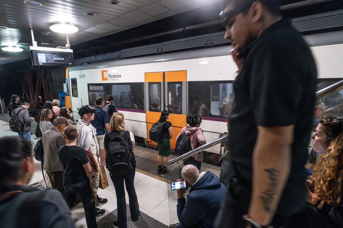 Demoras de hasta dos horas para salir de Barcelona en tren y buses