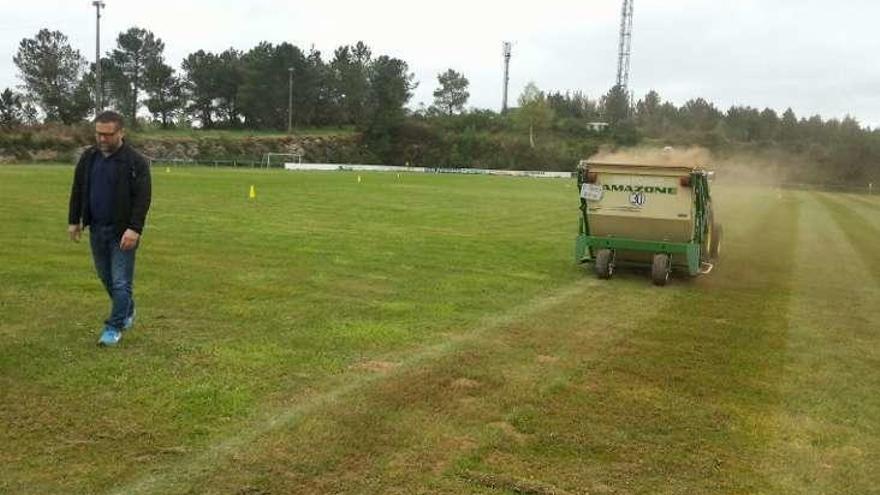 Acondicionan el césped del campo de fútbol de Vilatuxe