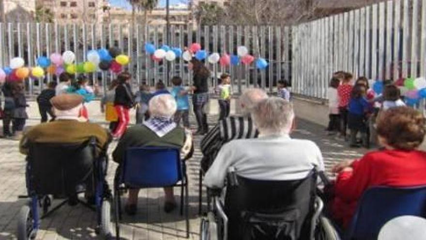 La concejalía tumba la barrera de  la edad con música, teatro y baile