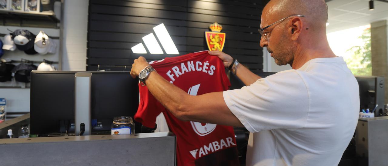 Un aficionado sujeta la camiseta tomate con el nombre de Francés, este miércoles en la tienda del Real Zaragoza.