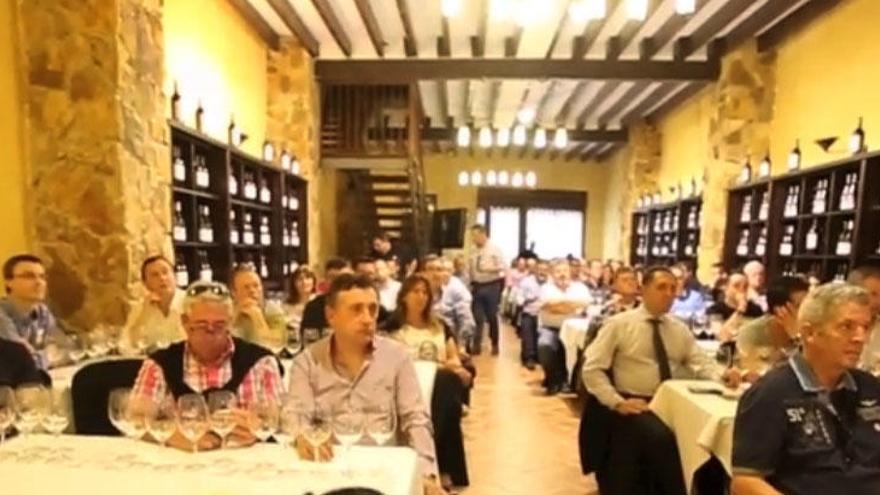 Una cata de vinos multitudinaria