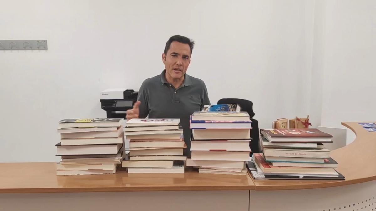 Pere Antoni con los libros de la campaña.