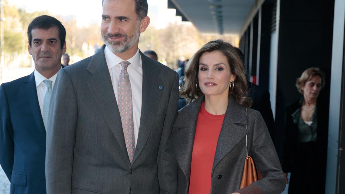 Letizia Ortiz junto a Felipe VI con bolso de Hugo Boss