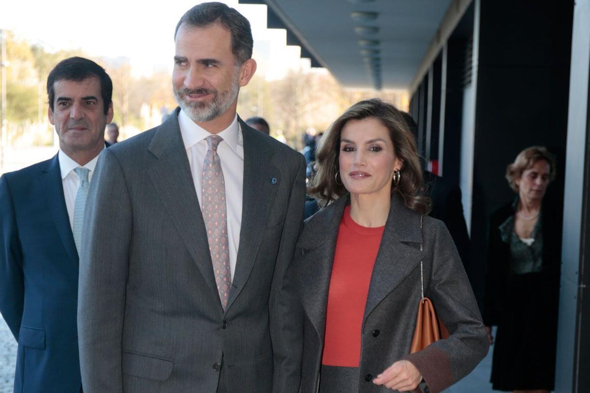Letizia Ortiz junto a Felipe VI con bolso de Hugo Boss