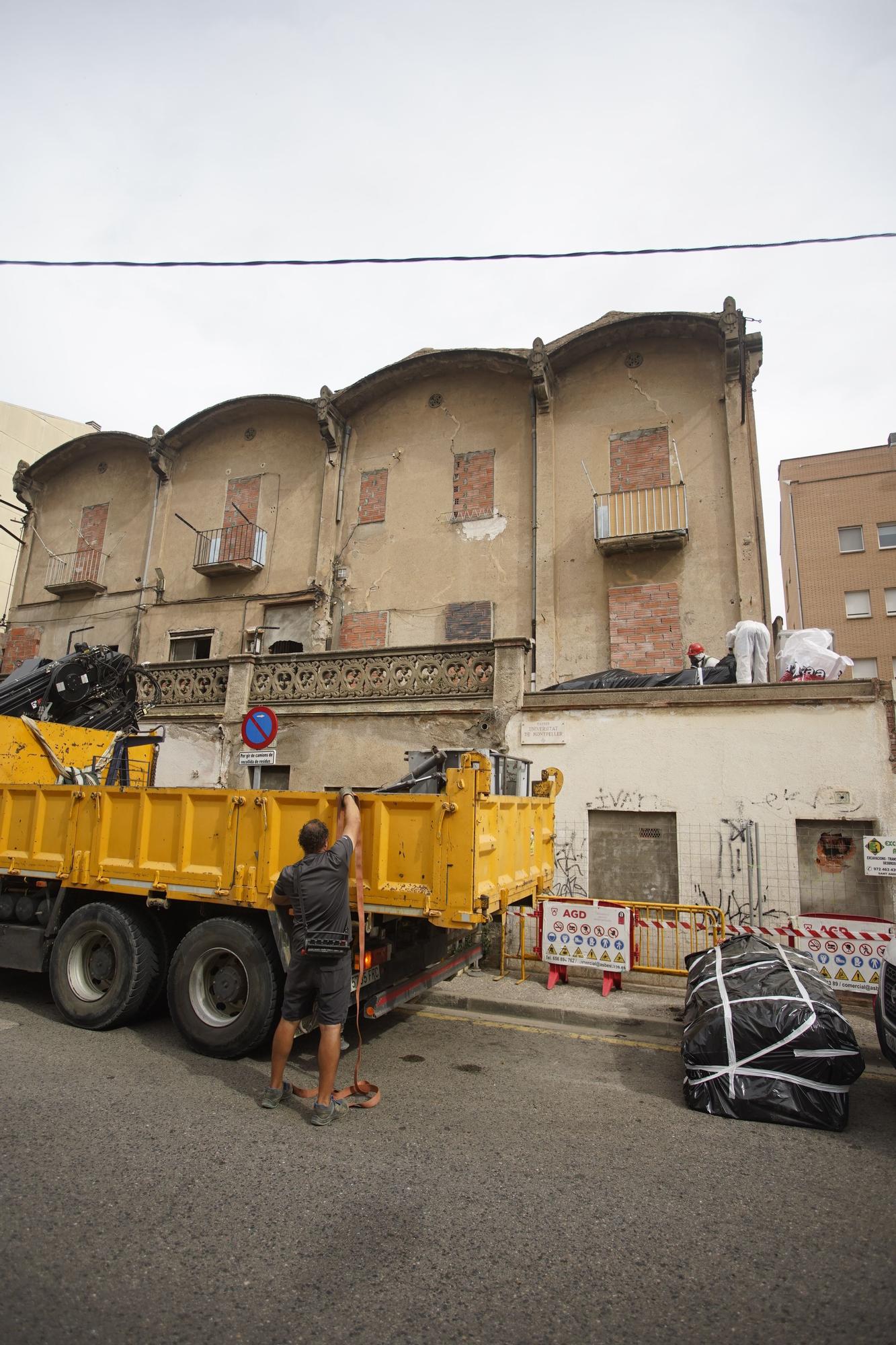 Retiren el fibrociment per enderrocar els edificis del carrer Universitat de Montpeller