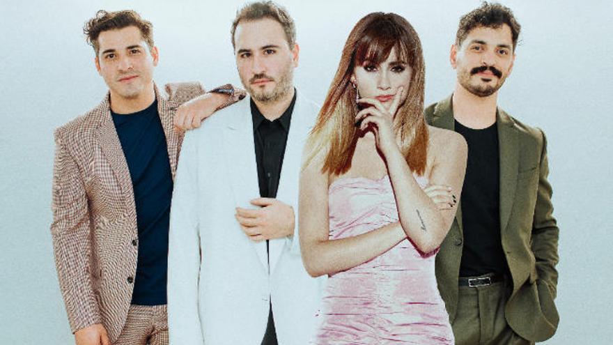 La cantante Aitana flanqueada por los artistas del grupo Reik.