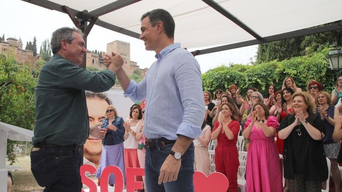 El presidente del Gobierno, Pedro Sánchez, junto al secretario general del PSOE andaluz y candidato a la Junta, Juan Espadas, durante su mitin celebrado este 22 de mayo de 2022 en Granada.