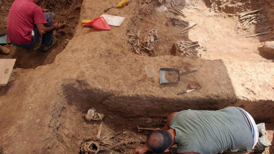 Trabajos de excavación en la fosa del antiguo cementerio de San Rafael.