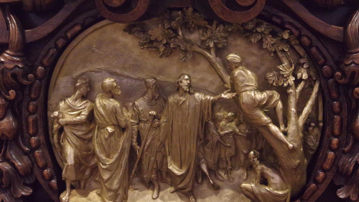 Detalle de una de las cartelas con Jesús, dirigiéndose a Zaqueo.