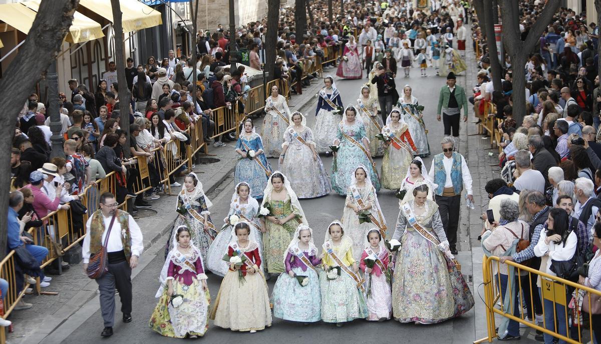 Imagen de la Ofrenda a la Mare de Déu en las Fallas de València: cientos de falleras y falleros desfilan por la calle San Vicente hacia la plaza de la Reina.