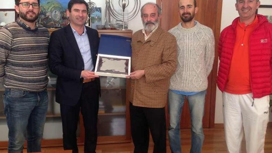 El alcalde entrega la placa al presidente del CCD Sanxenxo. // FdV