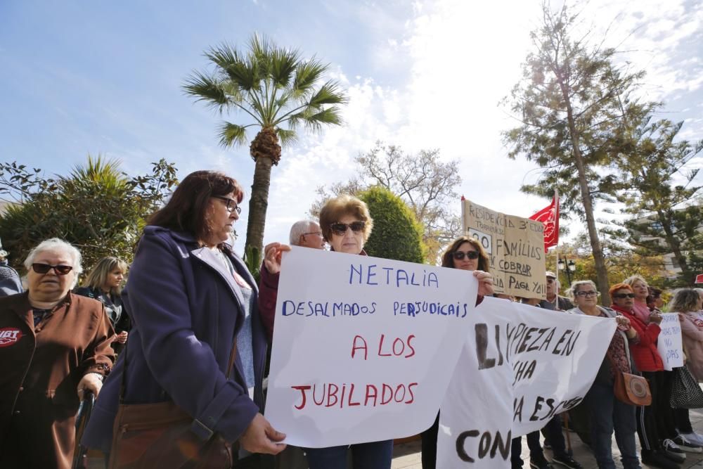 Las limpiadoras en huelga por los impagos de la empresa adjudicataria de la Generalitat protagonizaron ayer una protesta ante el Ayuntamiento de Torrevijea