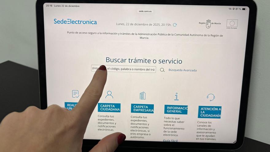 Los murcianos pasan de ir a las oficinas para el 'papeleo': el 70% de los expedientes y solicitudes se presentan online