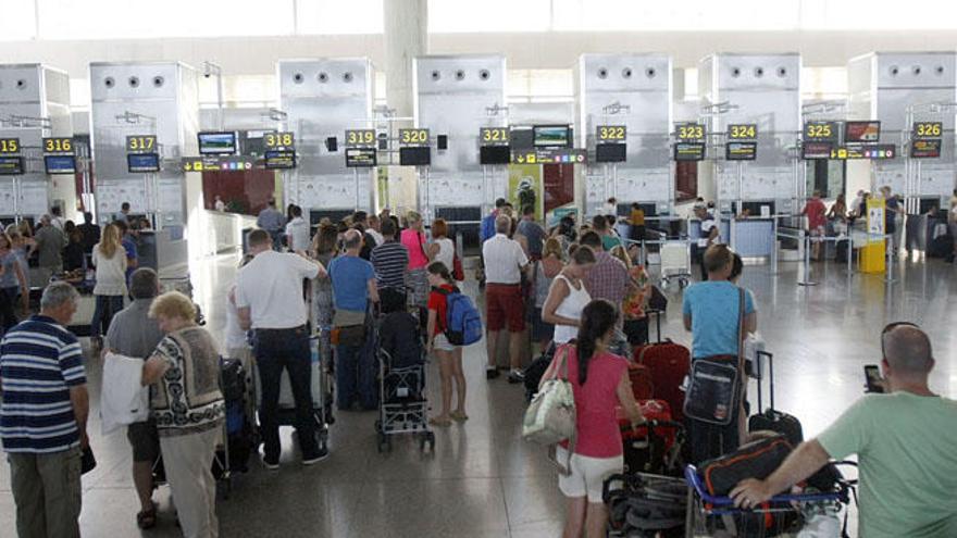 El aeropuerto de Málaga-Costa del Sol registró el pasado julio un total de 2.228.460 viajeros, lo que supone un 3,8% más que en el mismo mes del año anterior.