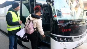 Primer día de corte en la R4 entre Sant Vicenç de Calders y Vilafranca. Los pasajeros se quejan: "Nadie nos había avisado"