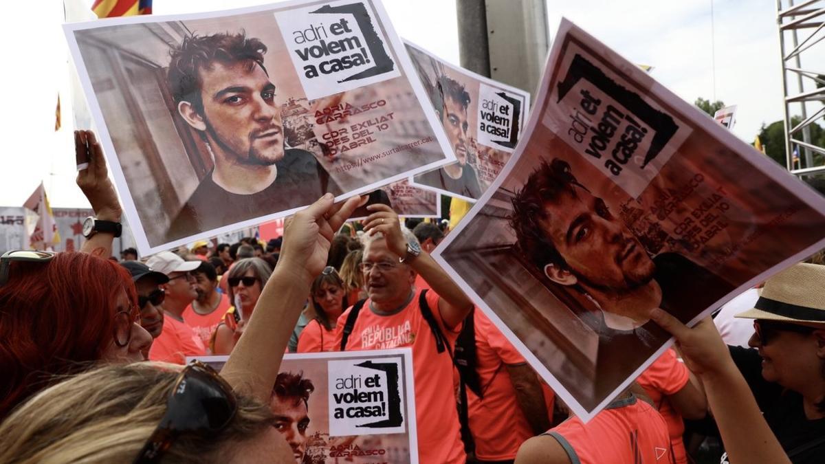 Manifestantes con carteles de Adrià Carrasco durante la concentración de la Diada de 2018