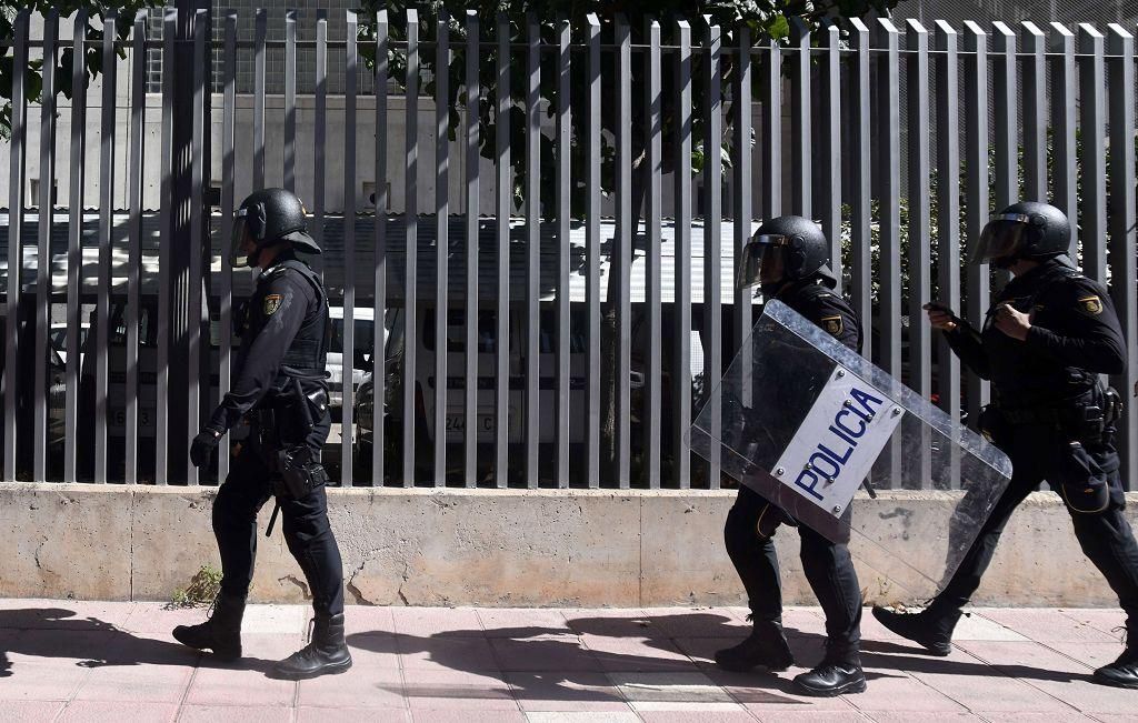 Todas las imágenes de la protesta por la Ebau y las cargas policiales junto a la Consejería de Educación