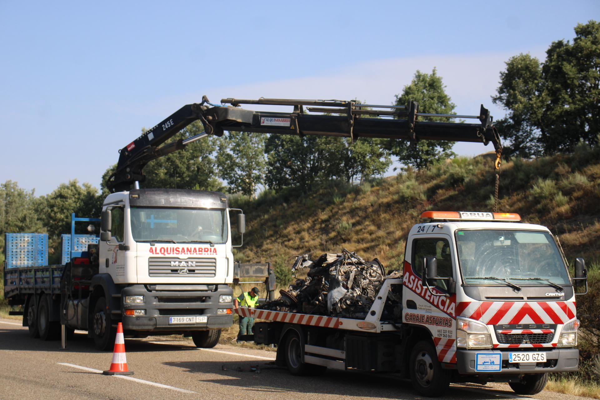 GALERÍA | Calcinado y fuera de la vía: así quedó el vehículo de Diogo Jota tras su accidente en la A-52