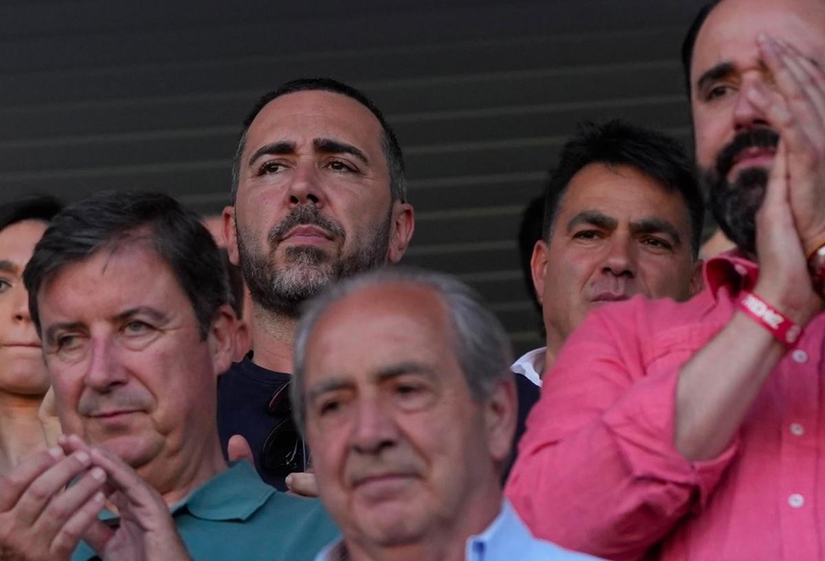 Aldama, en el palco del Zamora CF junto a autoridades locales el pasado domingo en el partido de vuelta contra el Villarreal