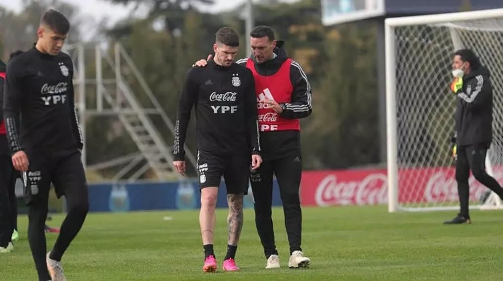 De Paul conversa con Lionel Scaloni.