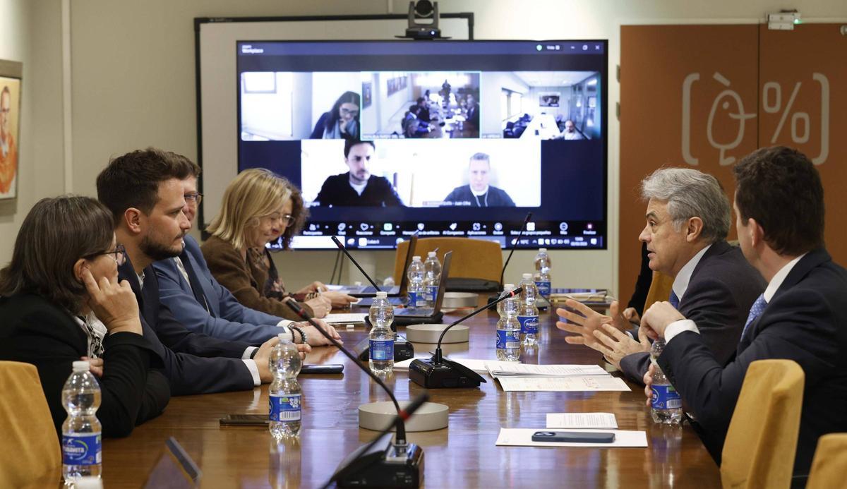 La Sala Ángel Ortí de la Facultat d’Economia de la Universitat de València acogió la presentación del certamen.