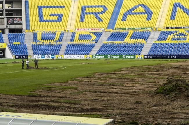 PREPARANDO EL CESPED PARA LA PROXIMA TEMPORADA