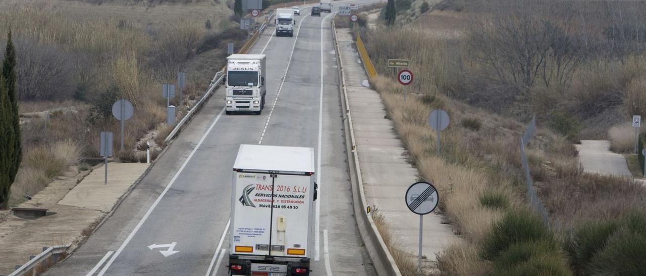 Dos camiones se cruzan en la CV-60 a la altura de Montaverner.  | PERALES IBORRA