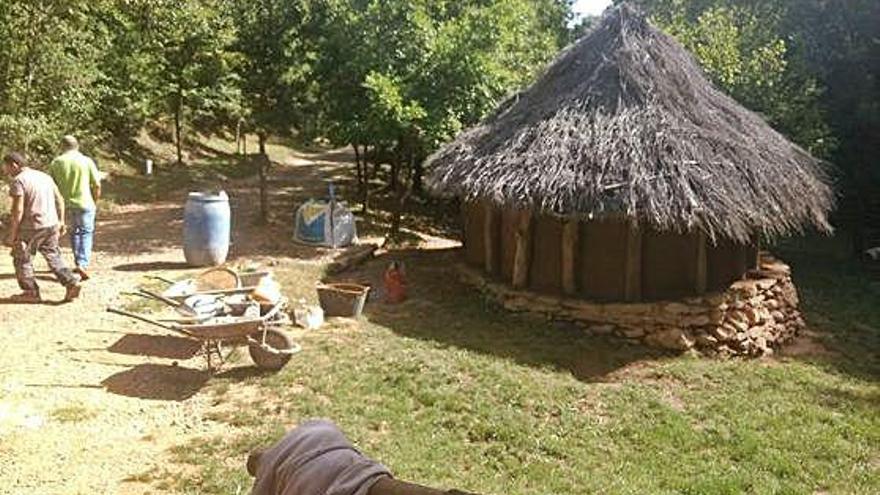 Treballs de restauració que s&#039;estan fent en una de les quatre cabanes del parc prehistòric