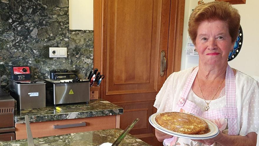 Josefina Argüelles, con un platu de frixuelos.