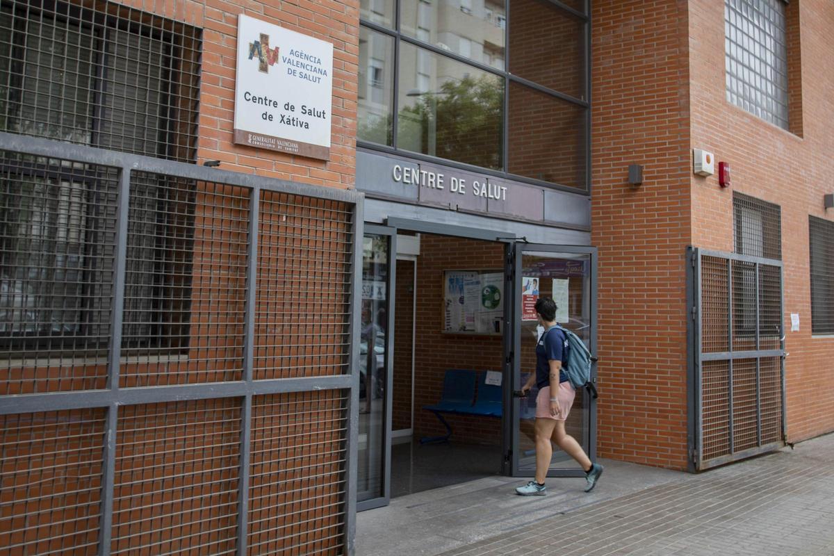 Una usuaria entrando al centro de salud Ausiàs March de Xàtiva, en una imagen de archivo.