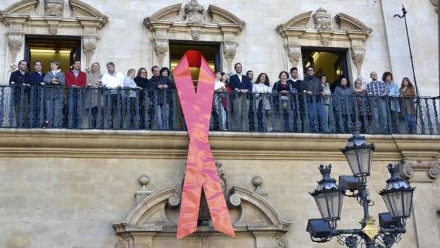 Un gran lazo rojo cuelga desde ayer de la fachada del Ayuntamiento.