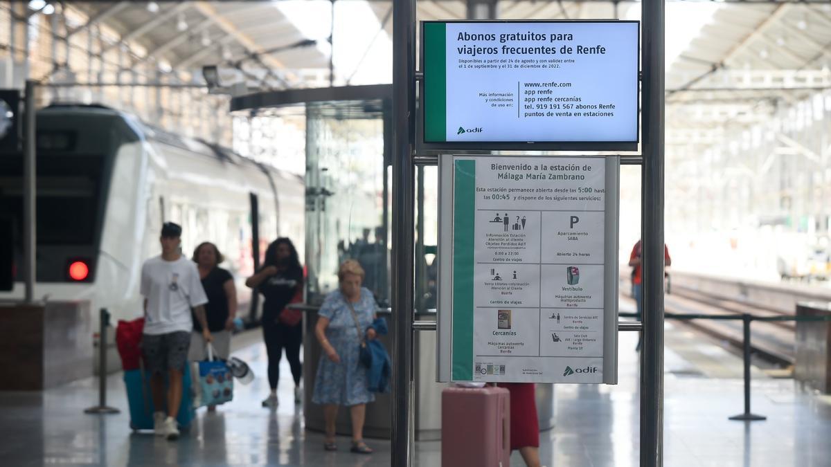 Ya se pueden adquirir los nuevos abonos gratuitos del Cercanías en la estación María Zambrano