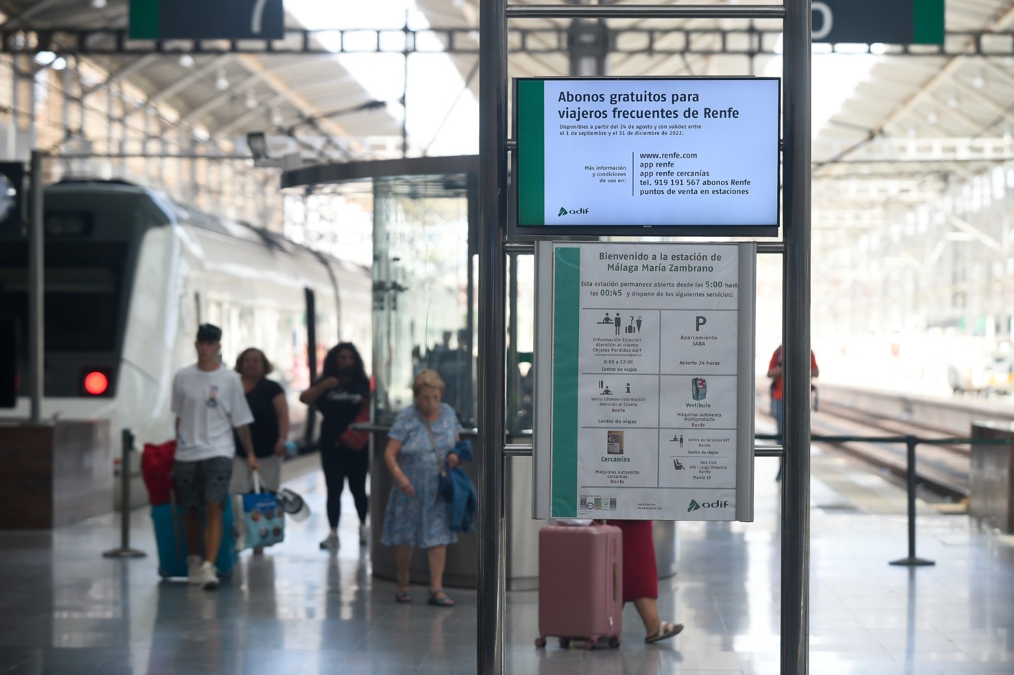 Ya se pueden adquirir los nuevos abonos gratuitos del Cercanías en la estación María Zambrano