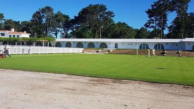 El terreno de juego del campo de croquet está a punto, en el Beach Club La Toja. // FdV