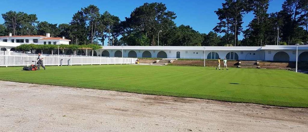 El terreno de juego del campo de croquet está a punto, en el Beach Club La Toja. // FdV