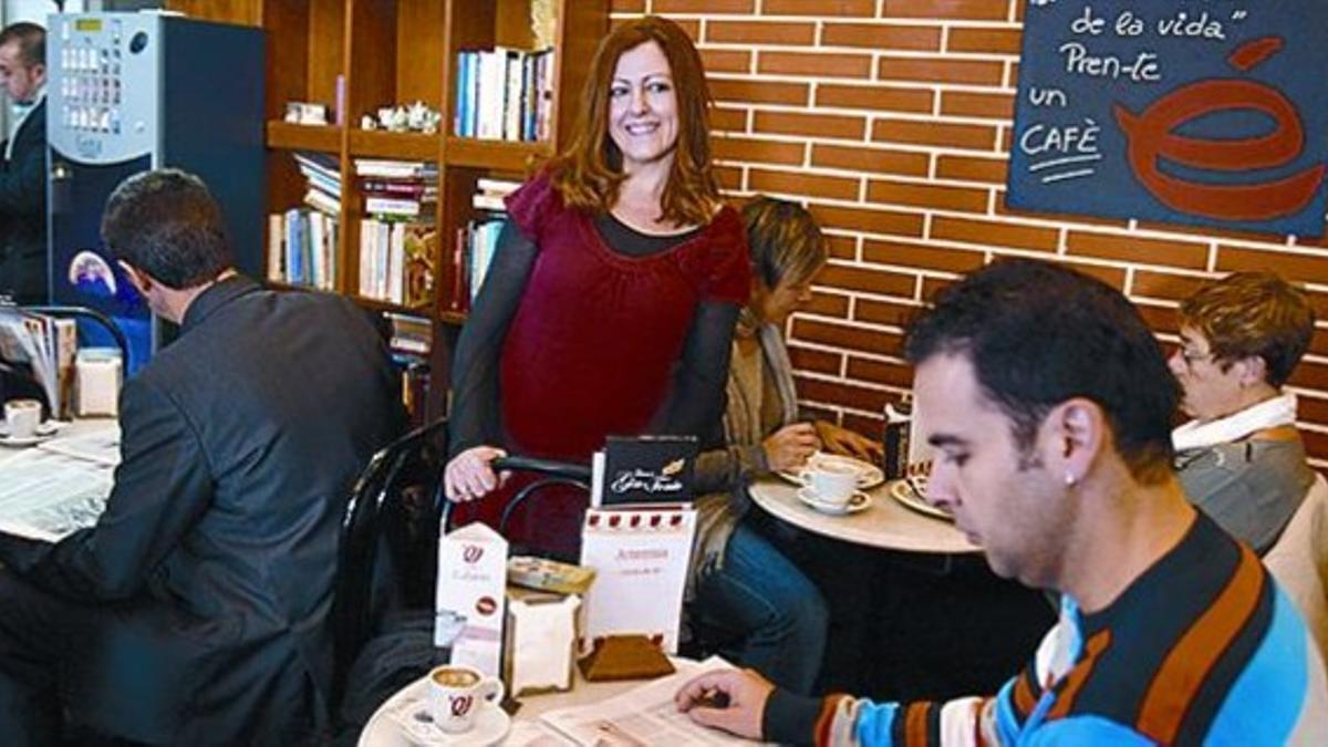 Pujades, 192 Cafés y buenos bocatas entre librosLA PIZARRA DE LA CAFETERÍA LITERARIA ARTEMISIA, QUE ABRIÓ RANGEL, DICE: 'EN LOS PEQUEÑOS DETALLES ESTÁ LA ESENCIA DE LA VIDA. ¡TOMA UN CAFÉ!'