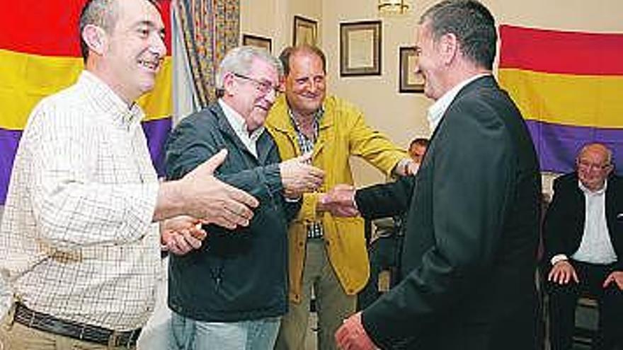 Zamorano, Asís y Cañete saludan al militante Eugenio Fonseca.