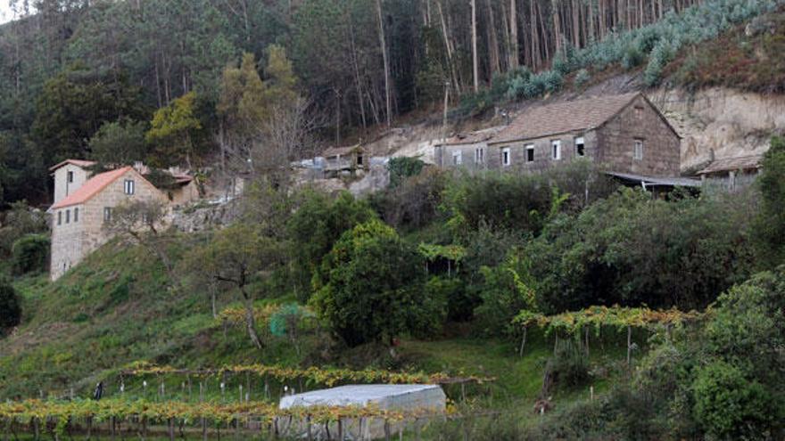 Vista de las viviendas que se están rehabilitando en la aldea, donde todavía vive una pareja.