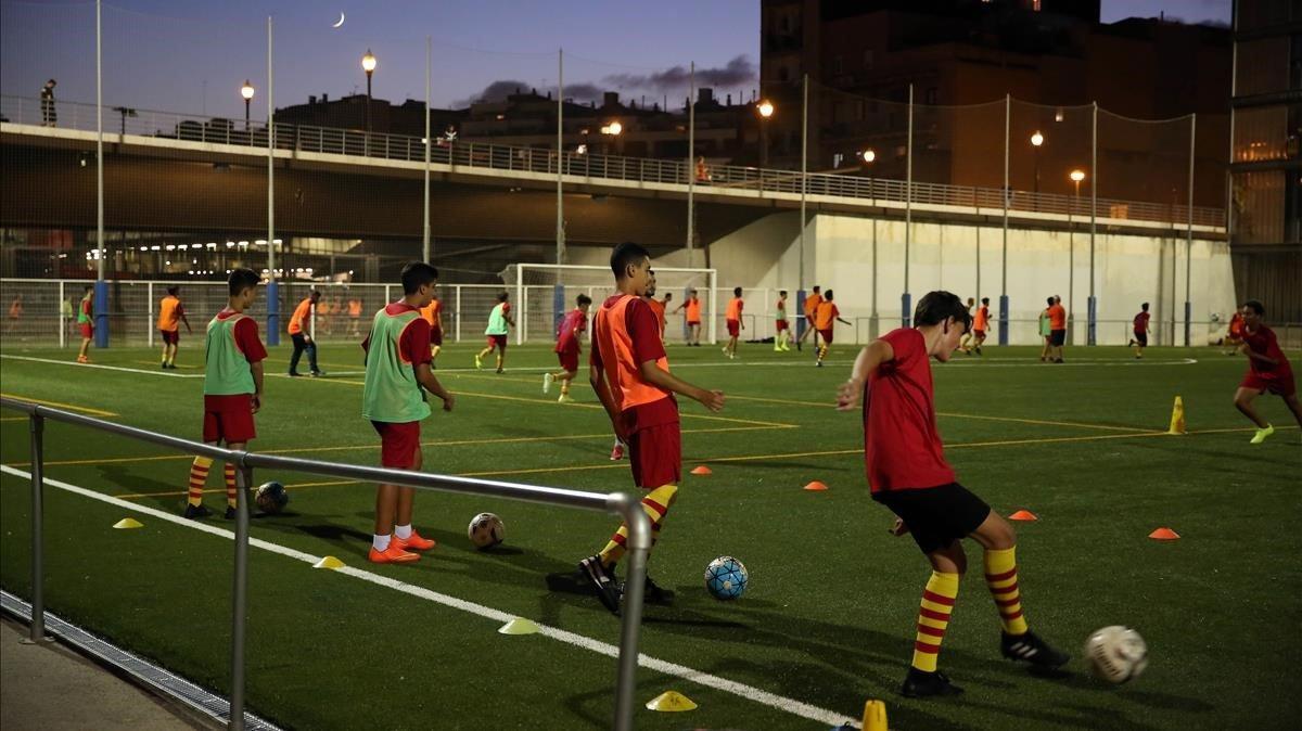 Fútbol en los campos situados bajo el puente de la calle Marina de Barcelona, la tarde noche del lunes. 