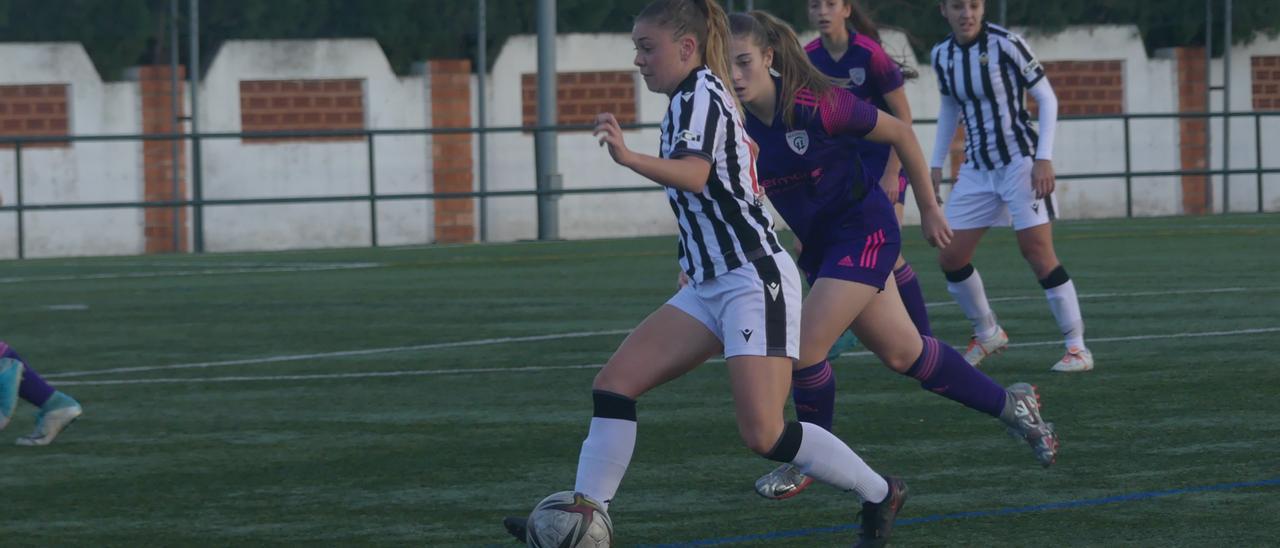 La zaguera del Castellon Jodi Ulkelul conduce un balón en un lance del juego.