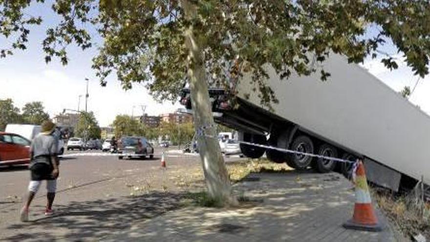 Accidente en el que fue detenido el conductor del camión por ir ebrio.