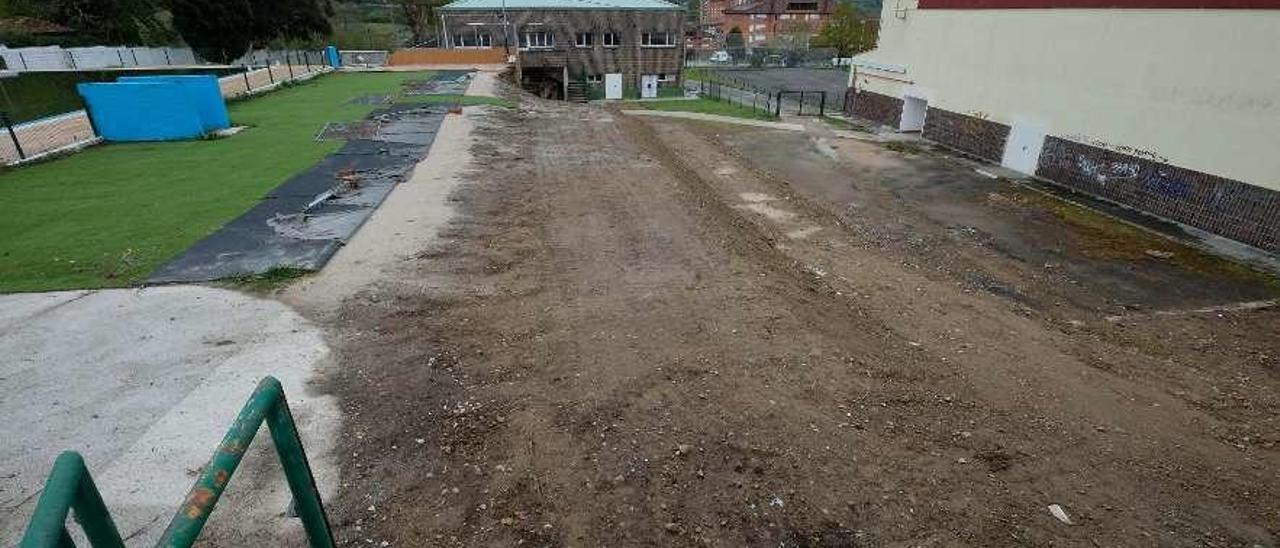 La zona que se utilizará como solárium en las piscinas de Riaño.