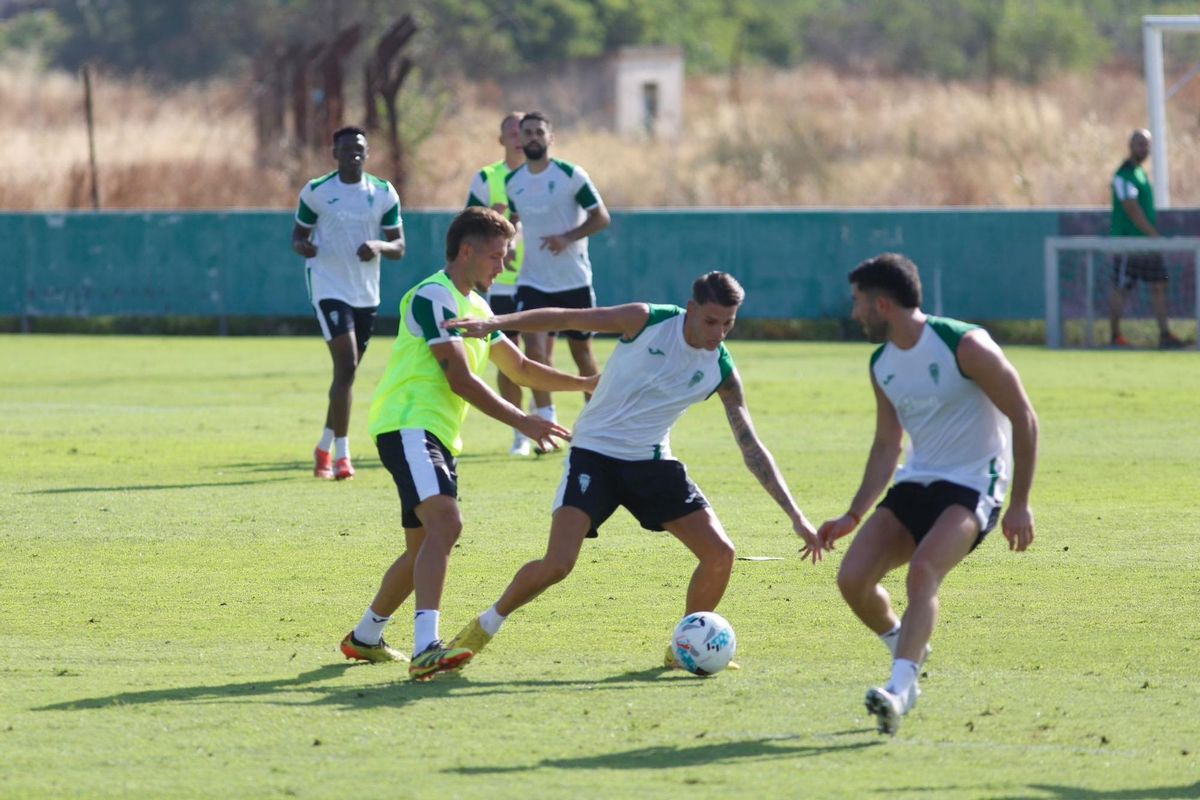 Álex Sala protege el esférico ante la presión de Isma Ruiz, en un entrenamiento.