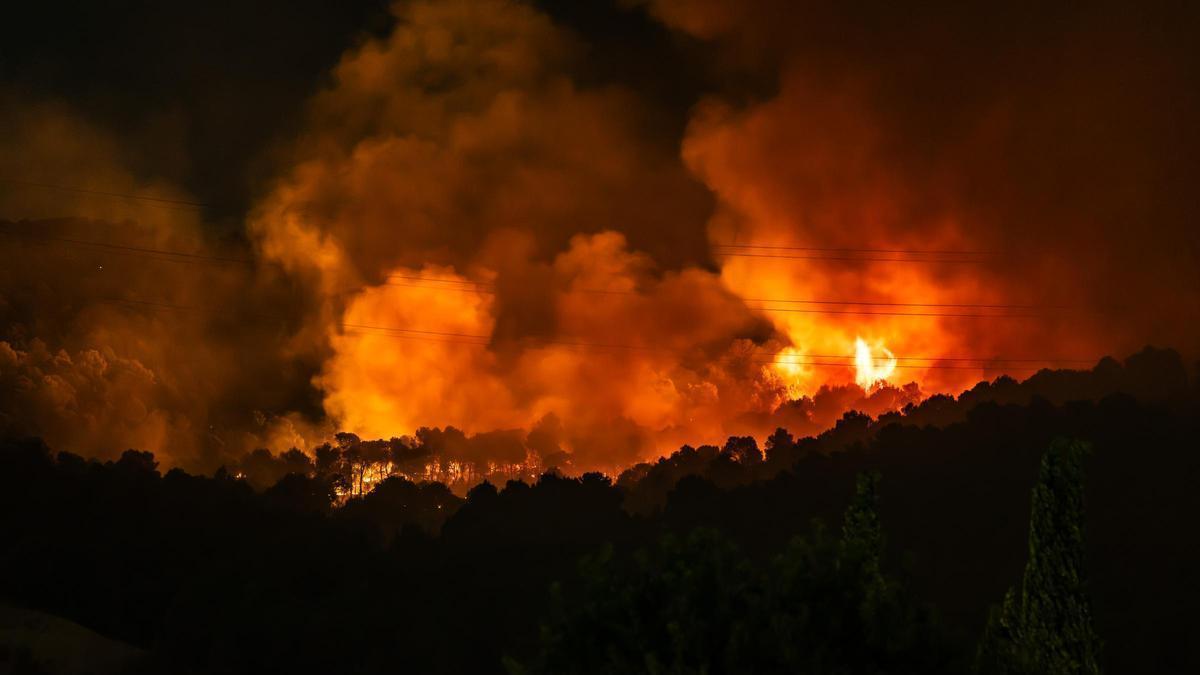 Imatges del vespre i la nit de l'incendi de la Pobla de Claramunt